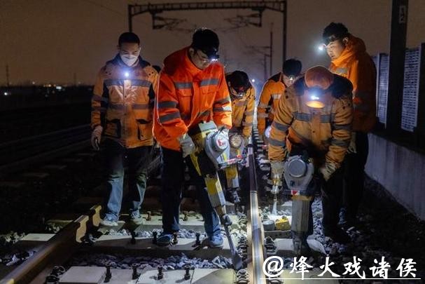 新春走基层｜沪苏通铁路上的“钢轨医生”：以毫米精细检修，为回家路校准方向