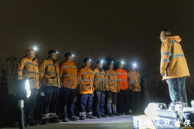 新春走基层｜沪苏通铁路上的“钢轨医生”：以毫米精细检修，为回家路校准方向